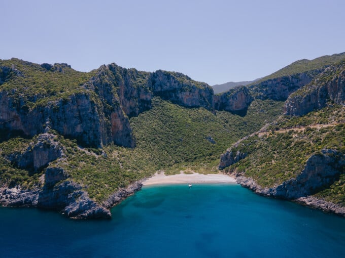 Ntamos beach - Kinsterna boat