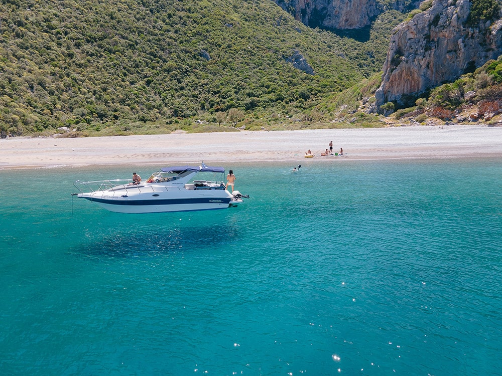 Ntamos-beach-Kinsterna-boat